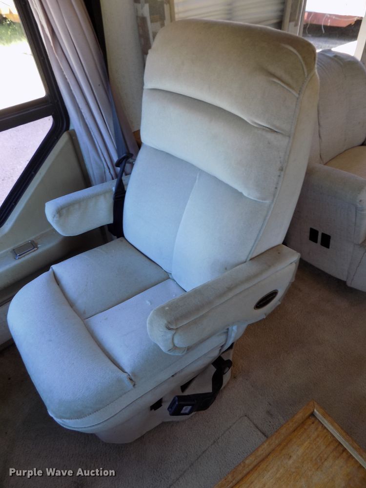 image for item DE7753 1994 Winnebago Vector RV