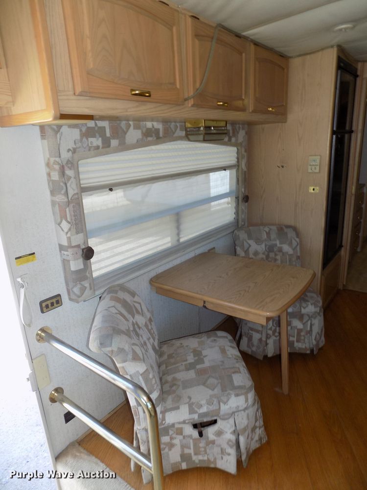 image for item DE7753 1994 Winnebago Vector RV