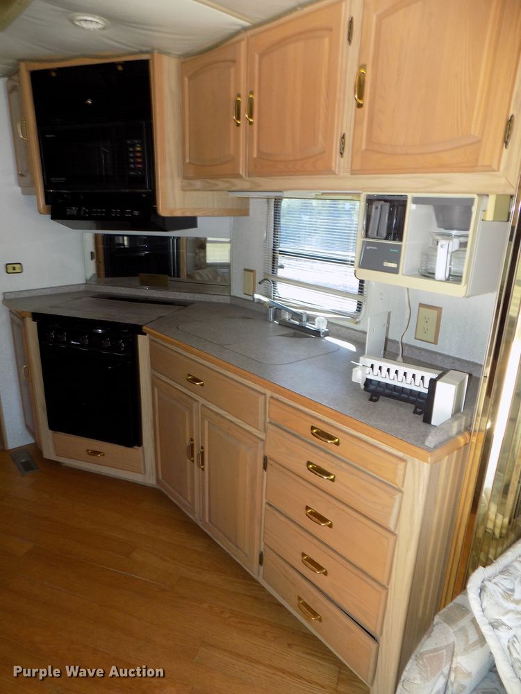 image for item DE7753 1994 Winnebago Vector RV