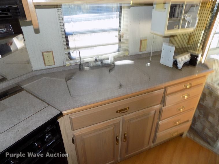 image for item DE7753 1994 Winnebago Vector RV