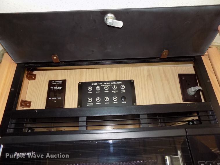 image for item DE7753 1994 Winnebago Vector RV