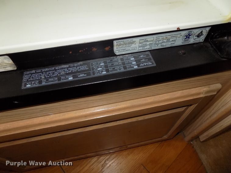 image for item DE7753 1994 Winnebago Vector RV