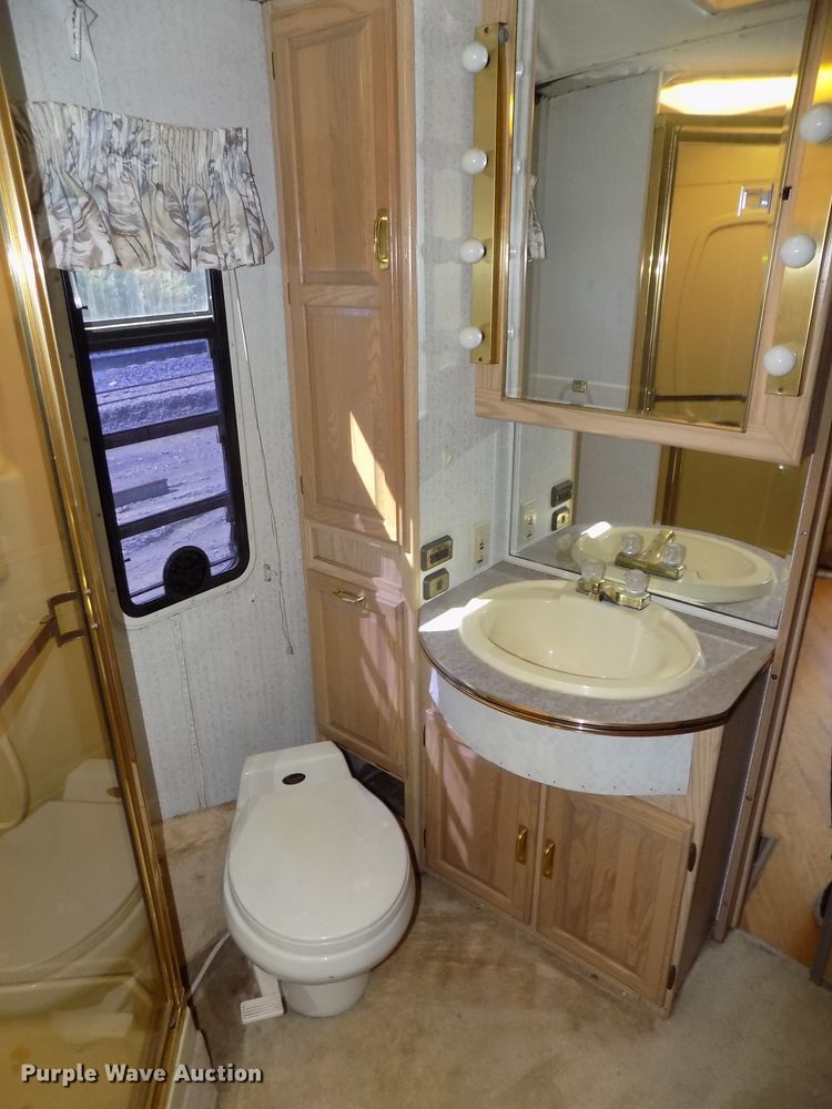 image for item DE7753 1994 Winnebago Vector RV