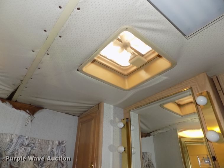 image for item DE7753 1994 Winnebago Vector RV