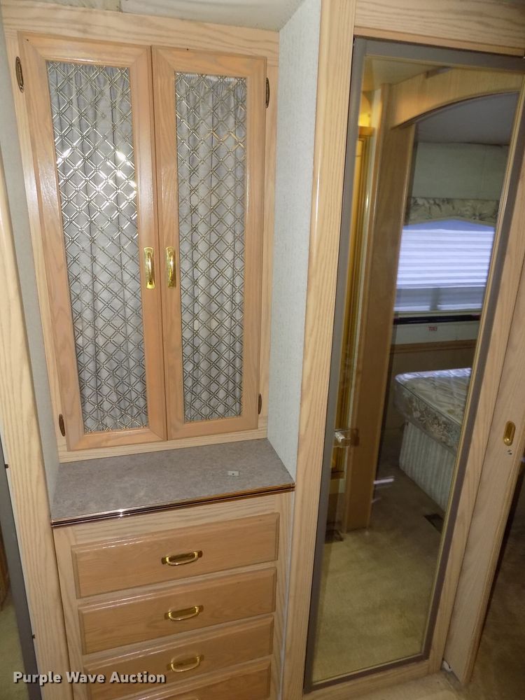 image for item DE7753 1994 Winnebago Vector RV