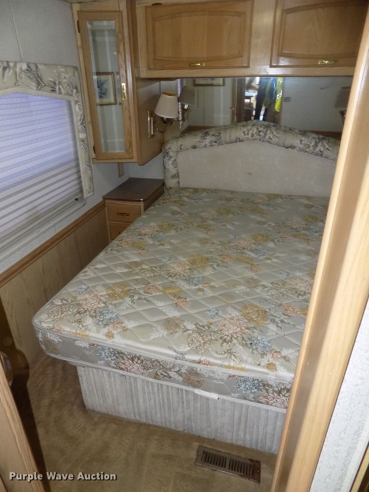 image for item DE7753 1994 Winnebago Vector RV