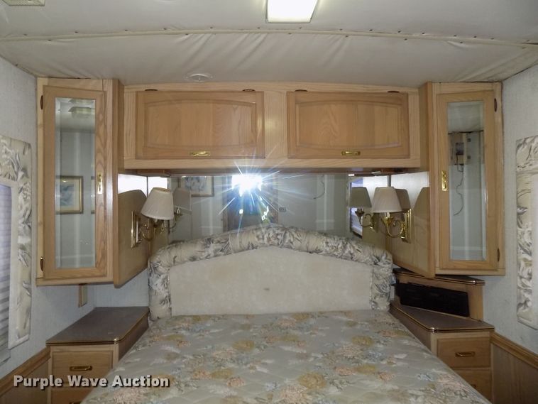 image for item DE7753 1994 Winnebago Vector RV