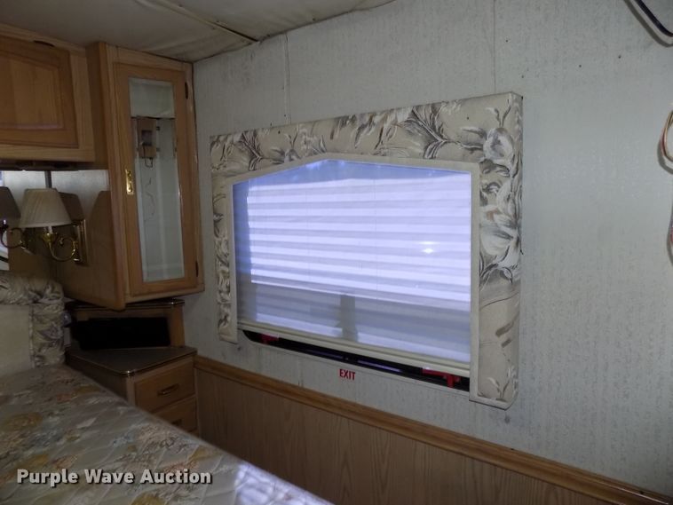image for item DE7753 1994 Winnebago Vector RV