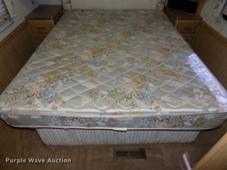 image for item DE7753 1994 Winnebago Vector RV