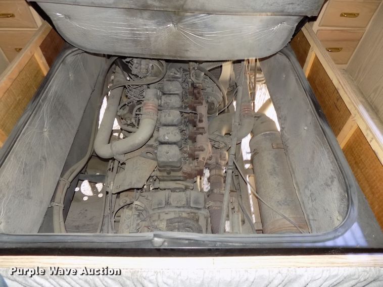 image for item DE7753 1994 Winnebago Vector RV