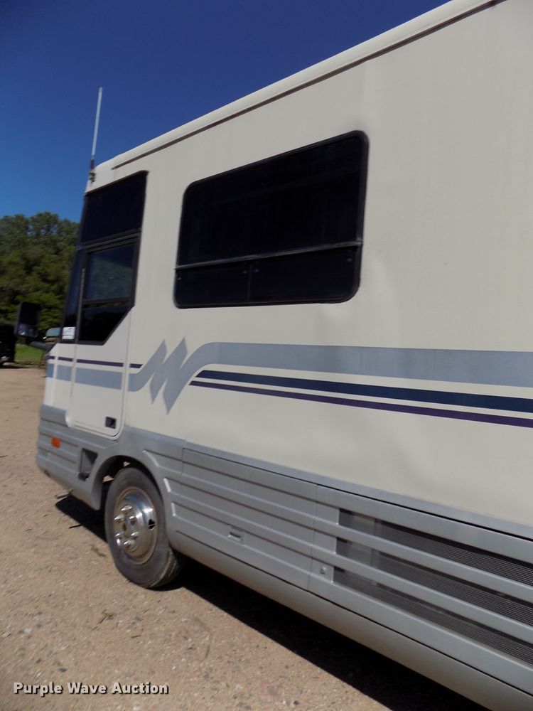 image for item DE7753 1994 Winnebago Vector RV