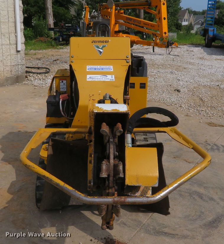 image for item DE8236 2013 Vermeer SC30TX stump grinder