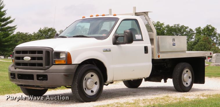 image for item DE8257 2005 Ford F350 Super Duty XL flatbed pickup truck