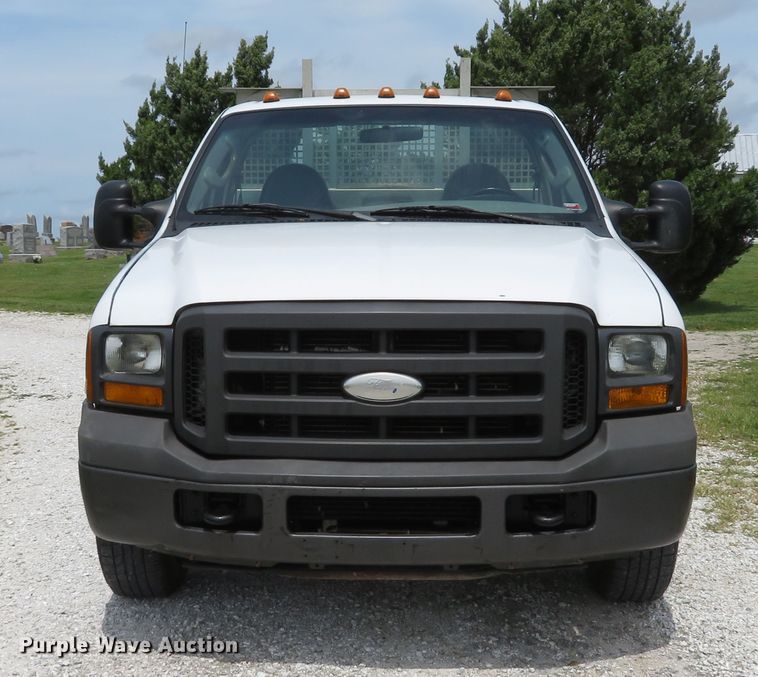 image for item DE8257 2005 Ford F350 Super Duty XL flatbed pickup truck