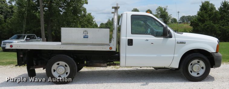 image for item DE8257 2005 Ford F350 Super Duty XL flatbed pickup truck
