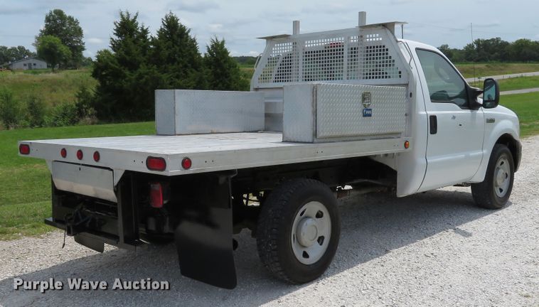 image for item DE8257 2005 Ford F350 Super Duty XL flatbed pickup truck