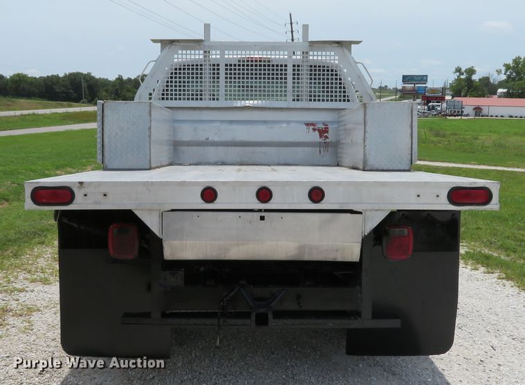 image for item DE8257 2005 Ford F350 Super Duty XL flatbed pickup truck