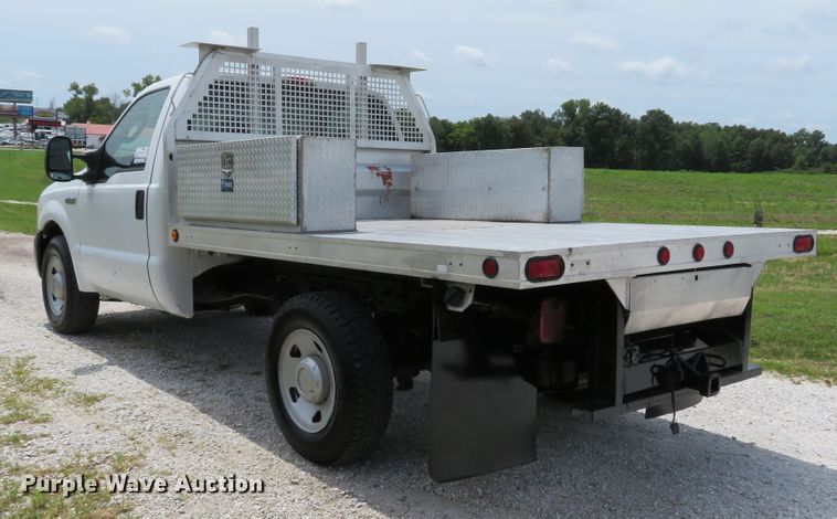 image for item DE8257 2005 Ford F350 Super Duty XL flatbed pickup truck