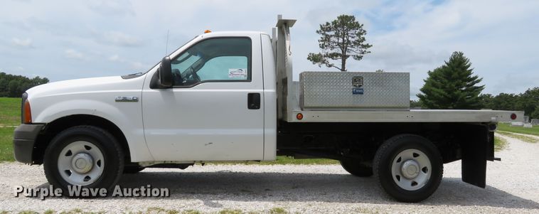 image for item DE8257 2005 Ford F350 Super Duty XL flatbed pickup truck