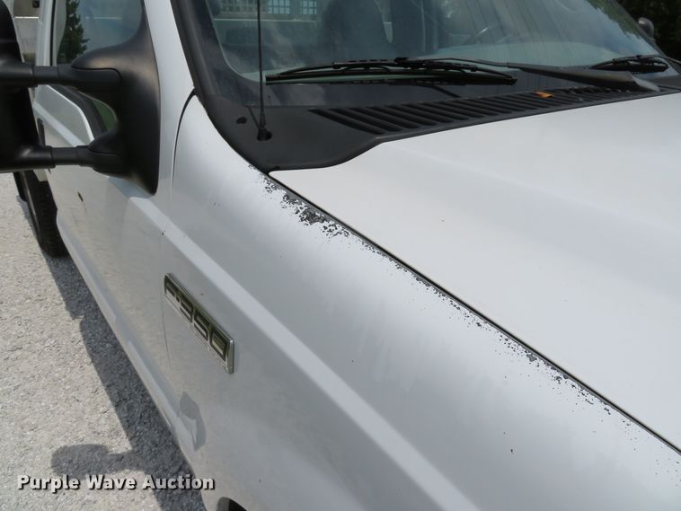 image for item DE8257 2005 Ford F350 Super Duty XL flatbed pickup truck