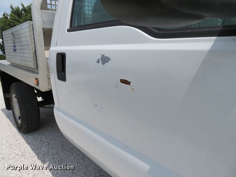 image for item DE8257 2005 Ford F350 Super Duty XL flatbed pickup truck