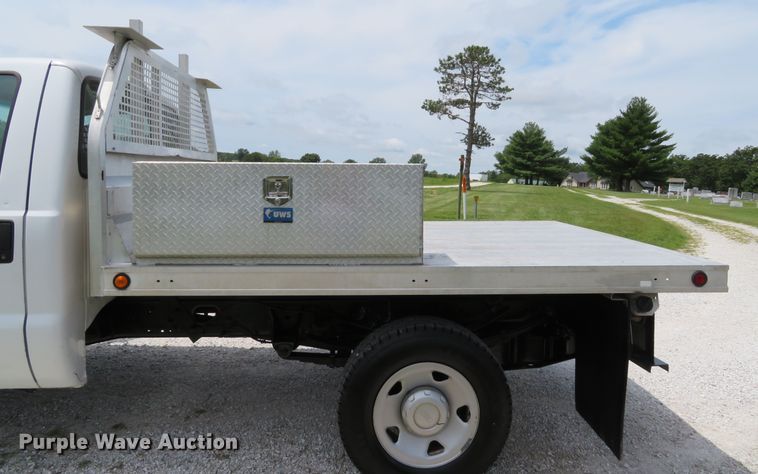 image for item DE8257 2005 Ford F350 Super Duty XL flatbed pickup truck