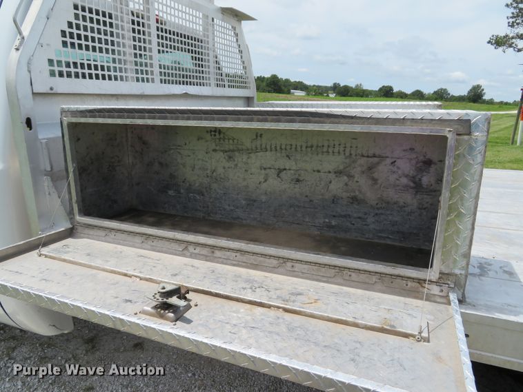 image for item DE8257 2005 Ford F350 Super Duty XL flatbed pickup truck