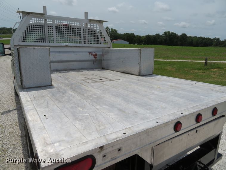 image for item DE8257 2005 Ford F350 Super Duty XL flatbed pickup truck