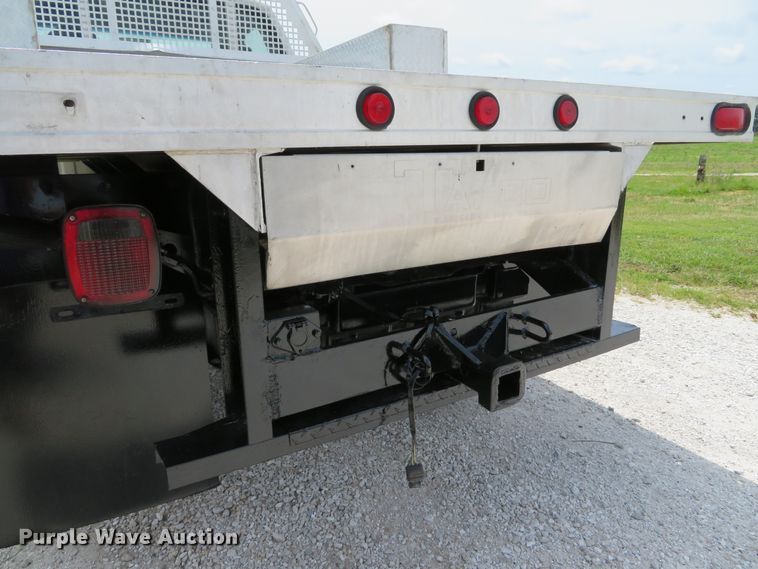 image for item DE8257 2005 Ford F350 Super Duty XL flatbed pickup truck