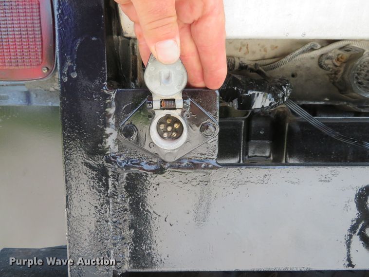 image for item DE8257 2005 Ford F350 Super Duty XL flatbed pickup truck