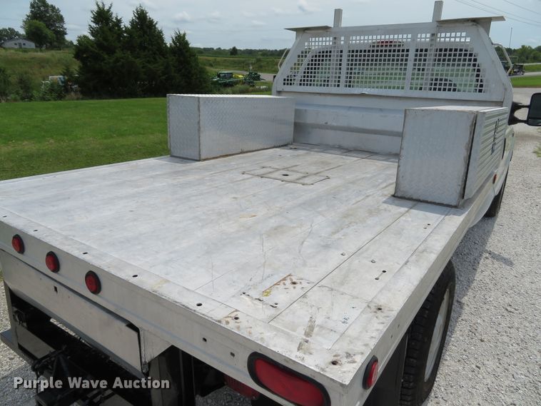 image for item DE8257 2005 Ford F350 Super Duty XL flatbed pickup truck
