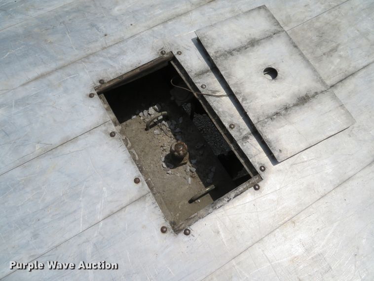 image for item DE8257 2005 Ford F350 Super Duty XL flatbed pickup truck