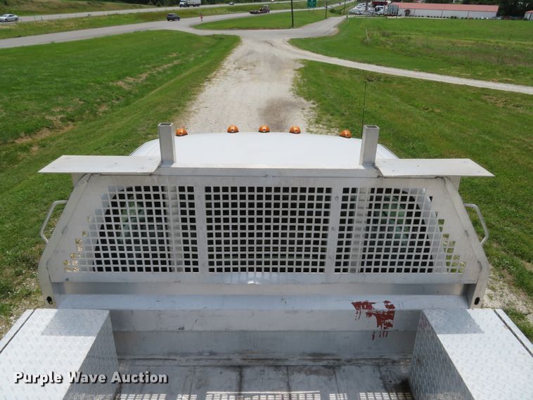 image for item DE8257 2005 Ford F350 Super Duty XL flatbed pickup truck