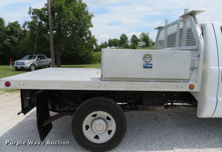 image for item DE8257 2005 Ford F350 Super Duty XL flatbed pickup truck