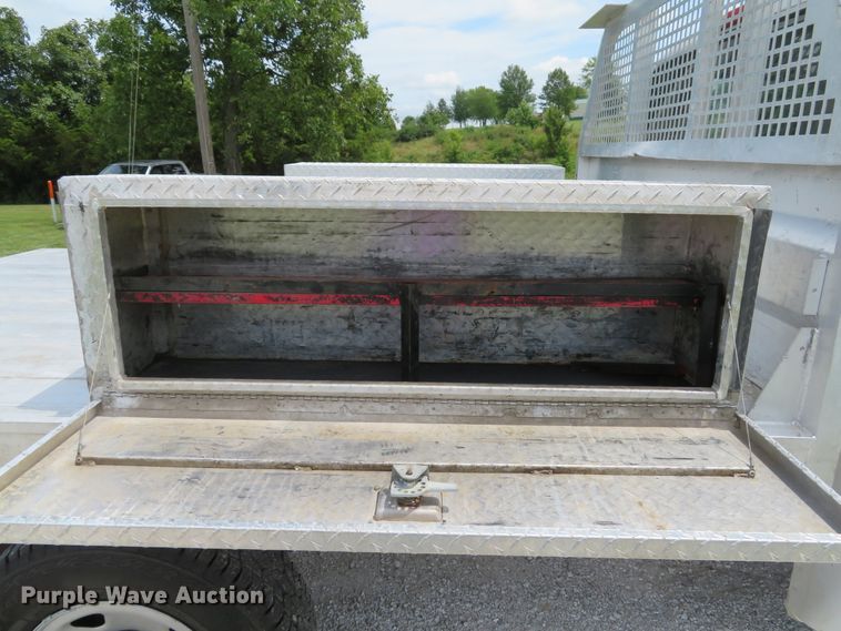 image for item DE8257 2005 Ford F350 Super Duty XL flatbed pickup truck