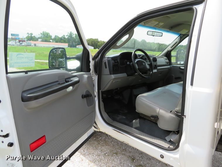 image for item DE8257 2005 Ford F350 Super Duty XL flatbed pickup truck