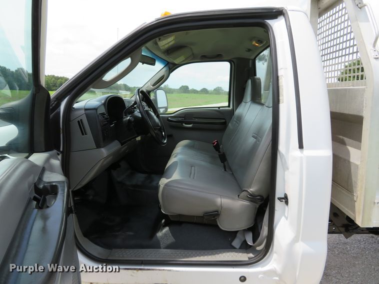 image for item DE8257 2005 Ford F350 Super Duty XL flatbed pickup truck