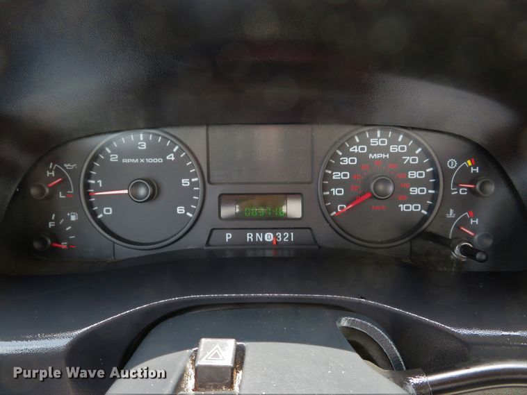 image for item DE8257 2005 Ford F350 Super Duty XL flatbed pickup truck