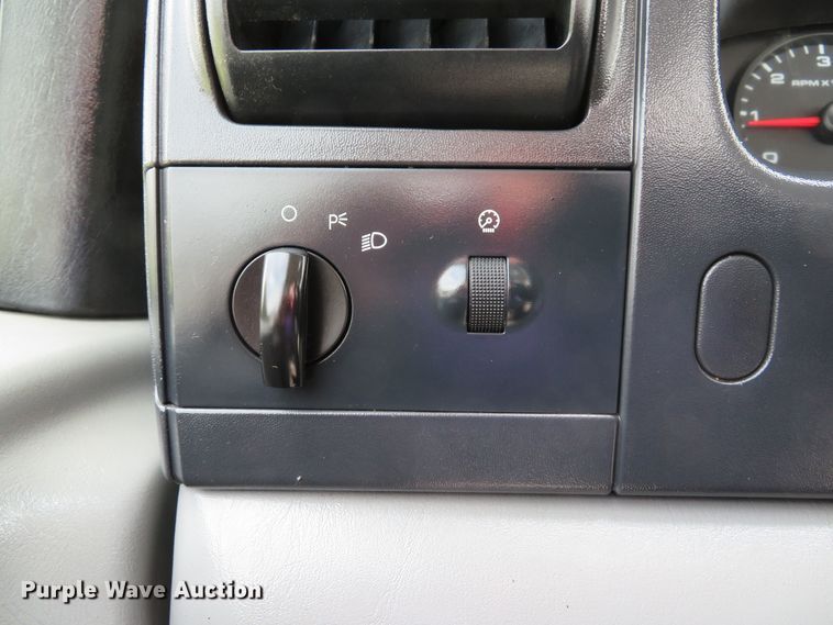 image for item DE8257 2005 Ford F350 Super Duty XL flatbed pickup truck