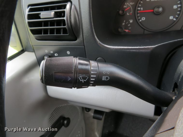 image for item DE8257 2005 Ford F350 Super Duty XL flatbed pickup truck