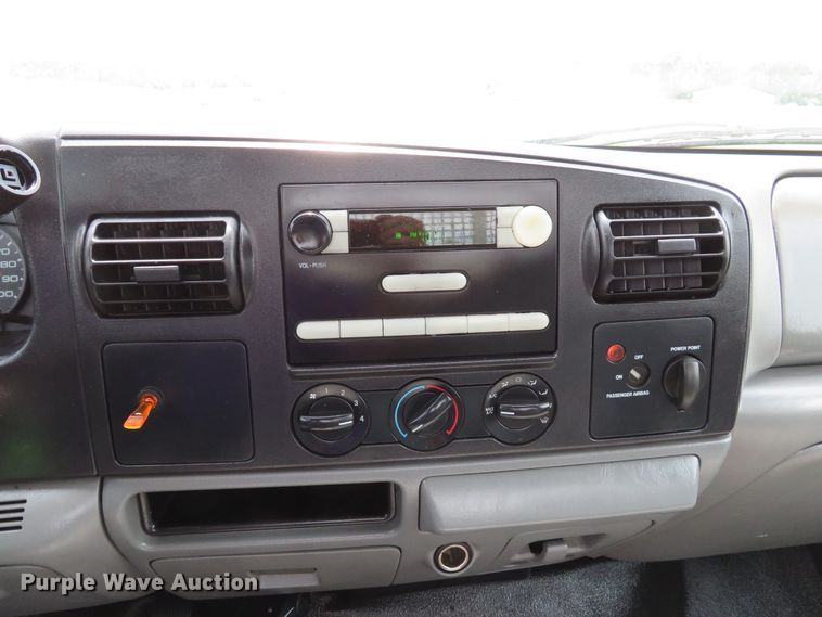 image for item DE8257 2005 Ford F350 Super Duty XL flatbed pickup truck