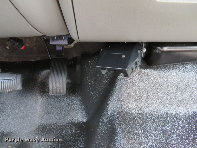 image for item DE8257 2005 Ford F350 Super Duty XL flatbed pickup truck