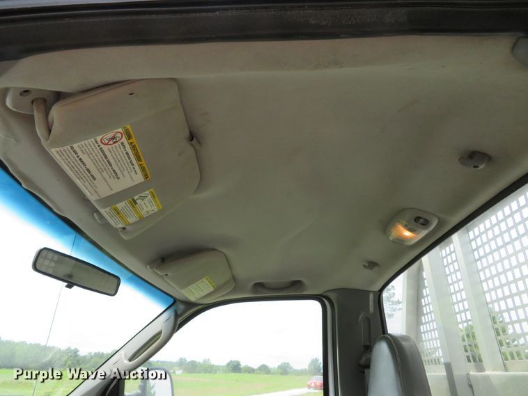 image for item DE8257 2005 Ford F350 Super Duty XL flatbed pickup truck