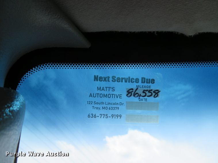 image for item DE8257 2005 Ford F350 Super Duty XL flatbed pickup truck