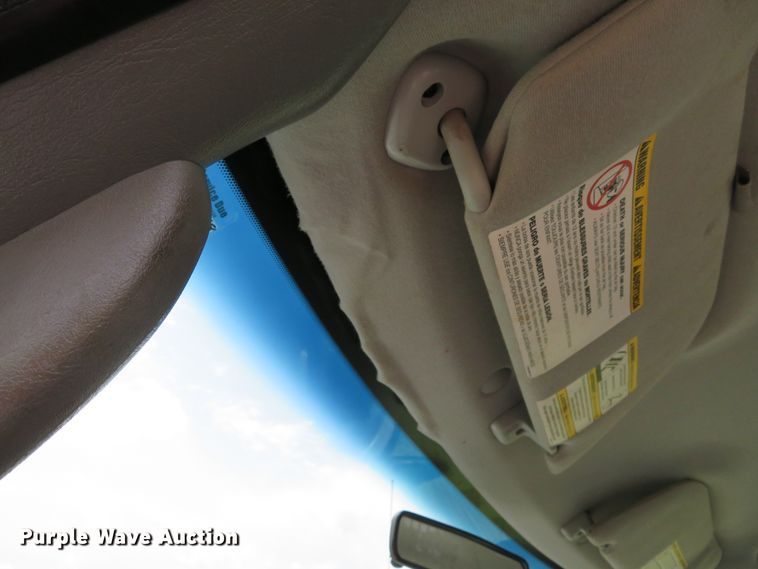 image for item DE8257 2005 Ford F350 Super Duty XL flatbed pickup truck