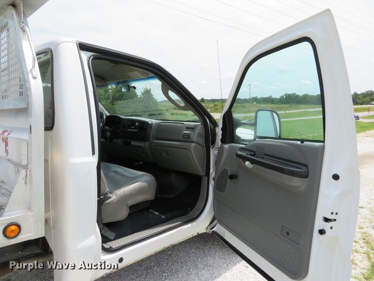 image for item DE8257 2005 Ford F350 Super Duty XL flatbed pickup truck