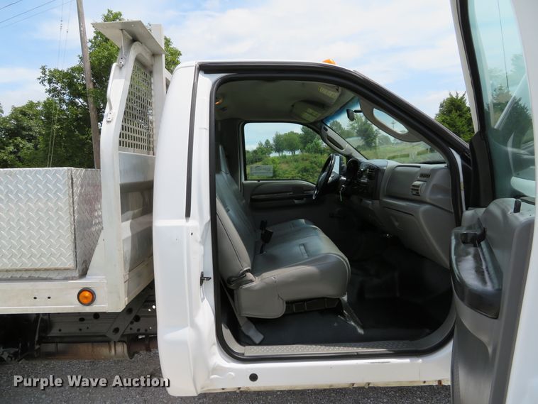 image for item DE8257 2005 Ford F350 Super Duty XL flatbed pickup truck