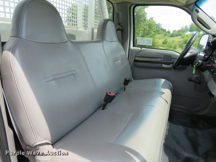 image for item DE8257 2005 Ford F350 Super Duty XL flatbed pickup truck