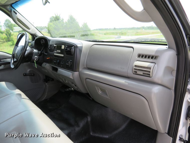 image for item DE8257 2005 Ford F350 Super Duty XL flatbed pickup truck