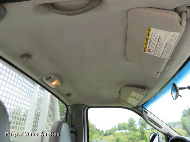 image for item DE8257 2005 Ford F350 Super Duty XL flatbed pickup truck